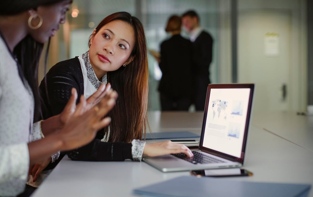 kvinna-blir-instruerad-kollar-fakta-2