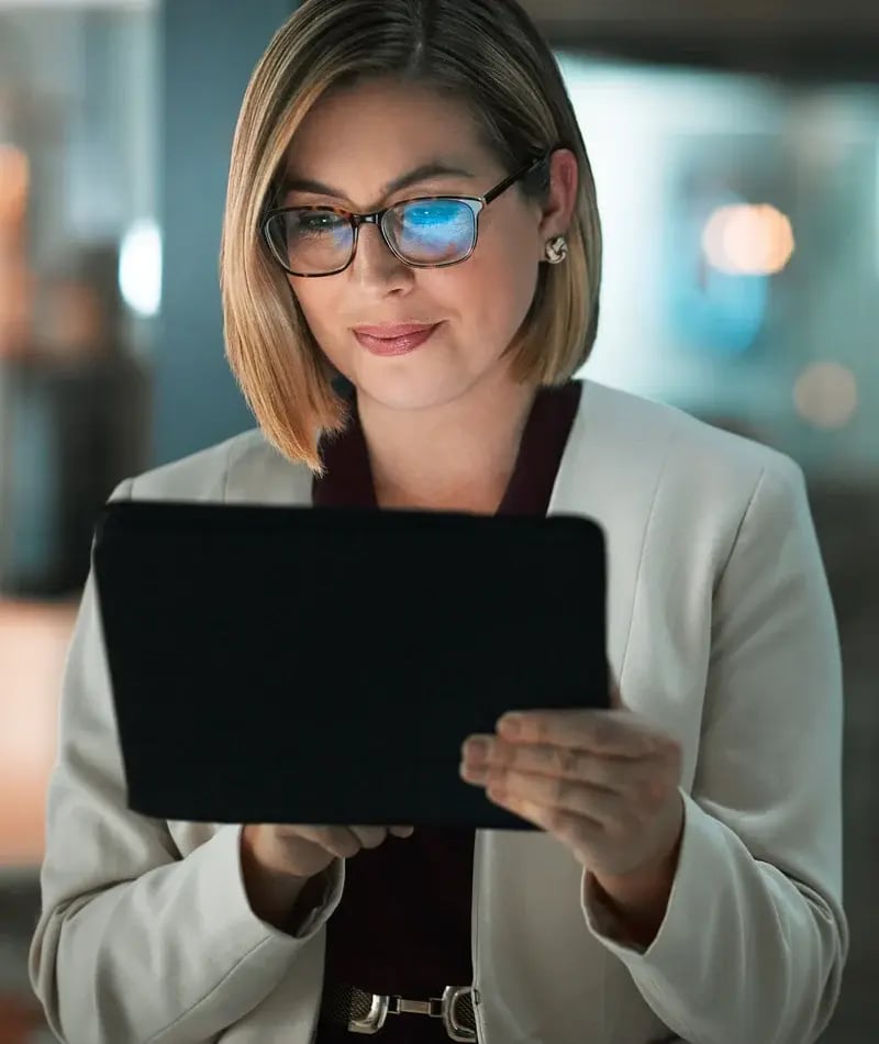 kvinna-som-kollar-ipad