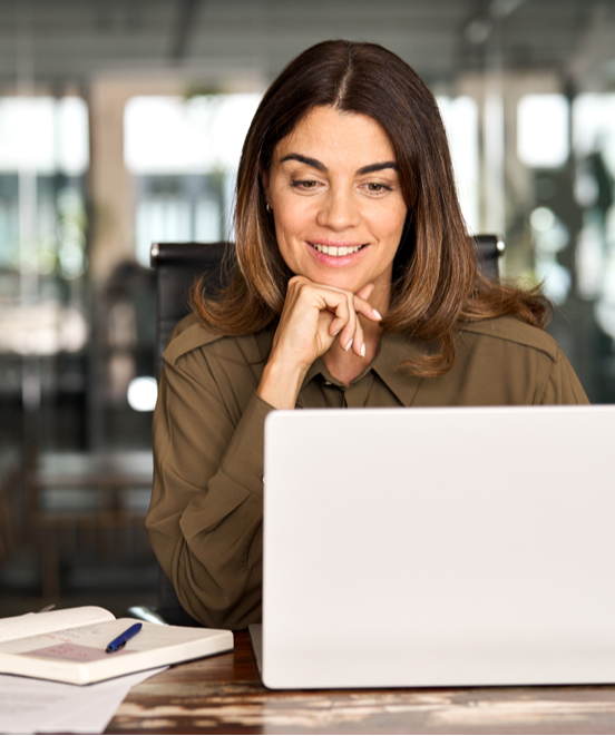 person-vid-dator-staendebild