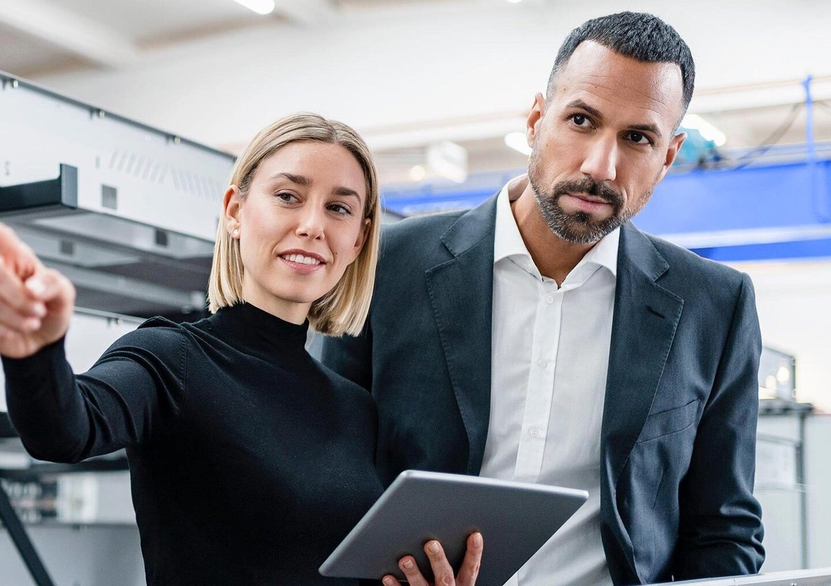 personer-håller-en-platta