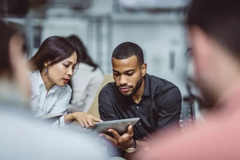 personer-kollar-skarm